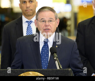 Newark, NJ, USA. 8 Jan, 2019. Der US-Senator Bob Menéndez (D-NJ) auf einer Pressekonferenz am Newark Liberty International Airport zu einem Ende Nachfrage zum teilweisen Government Shutdown verlassen Tausende von Arbeitnehmern in New Jersey ohne Bezahlung und die Auswirkungen der verlorenen Dienstleistungen sich national zu markieren. Am Newark Liberty International Airport in Newark, New Jersey am 8. Januar 2019. Quelle: Michael Brochstein/ZUMA Draht/Alamy leben Nachrichten Stockfoto