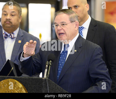 Newark, NJ, USA. 8 Jan, 2019. Der US-Senator Bob Menéndez (D-NJ) auf einer Pressekonferenz am Newark Liberty International Airport zu einem Ende Nachfrage zum teilweisen Government Shutdown verlassen Tausende von Arbeitnehmern in New Jersey ohne Bezahlung und die Auswirkungen der verlorenen Dienstleistungen sich national zu markieren. Am Newark Liberty International Airport in Newark, New Jersey am 8. Januar 2019. Quelle: Michael Brochstein/ZUMA Draht/Alamy leben Nachrichten Stockfoto