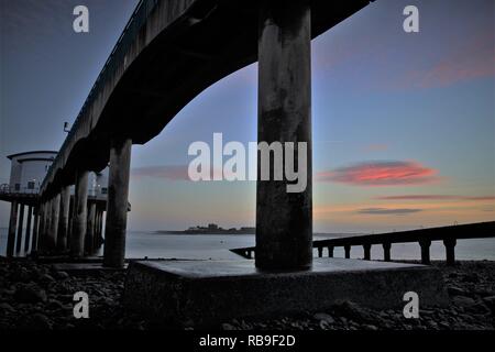 Großbritannien Cumbria stamme, Küste, Sonnenuntergang von Roa Island, Blick nach Roa Insel Rettungsboot station und Piel Island Halbinsel Furness rampside Cumbria Großbritannien. Stockfoto