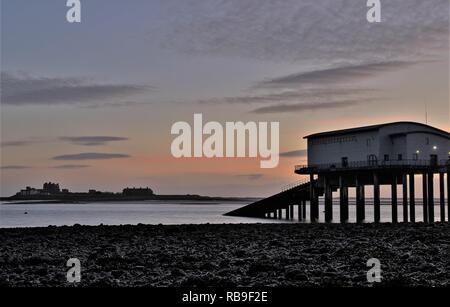 Großbritannien Cumbria stamme, Küste, Sonnenuntergang von Roa Island, Blick nach Roa Insel Rettungsboot station und Piel Island Halbinsel Furness rampside Cumbria Großbritannien. Stockfoto