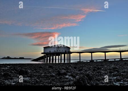 Großbritannien Cumbria stamme, Küste, Sonnenuntergang von Roa Island, Blick nach Roa Insel Rettungsboot station und Piel Island Halbinsel Furness rampside Cumbria Großbritannien. Stockfoto