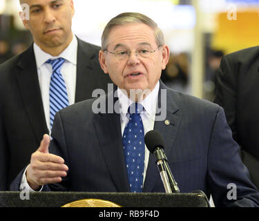 Newark, NJ, USA. 8 Jan, 2019. Der US-Senator Bob Menéndez (D-NJ) auf einer Pressekonferenz am Newark Liberty International Airport zu einem Ende Nachfrage zum teilweisen Government Shutdown verlassen Tausende von Arbeitnehmern in New Jersey ohne Bezahlung und die Auswirkungen der verlorenen Dienstleistungen sich national zu markieren. Am Newark Liberty International Airport in Newark, New Jersey am 8. Januar 2019. Quelle: Michael Brochstein/ZUMA Draht/Alamy leben Nachrichten Stockfoto