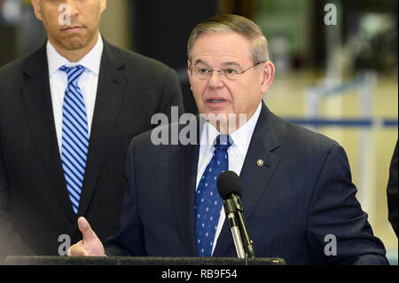 Newark, NJ, USA. 8 Jan, 2019. Der US-Senator Bob Menéndez (D-NJ) auf einer Pressekonferenz am Newark Liberty International Airport zu einem Ende Nachfrage zum teilweisen Government Shutdown verlassen Tausende von Arbeitnehmern in New Jersey ohne Bezahlung und die Auswirkungen der verlorenen Dienstleistungen sich national zu markieren. Am Newark Liberty International Airport in Newark, New Jersey am 8. Januar 2019. Quelle: Michael Brochstein/ZUMA Draht/Alamy leben Nachrichten Stockfoto