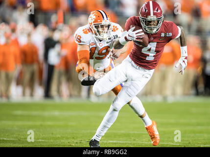 Januar 07, 2019: Alabama wide receiver Jerry Jeudy (4) fängt den Ball als Clemson Sicherheit Tanner Muse (19) Während der Hochschule Fußball-Endspiel National Championship Game zwischen den Clemson Tiger und Alabama Crimson Tide am Levi's Stadion in Santa Clara, Kalifornien, verteidigt. Clemson besiegt Alabama44-16-. Johann Mersits/CSM Stockfoto