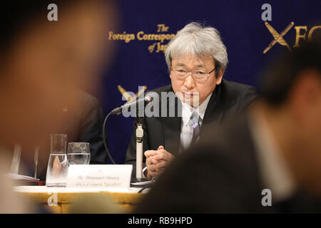 Peking, Japan. 8 Jan, 2019. Nissan Motor Co. Ehemaliger Vorsitzender Carlos Ghosn Anwalt Motonari Otsuru Aktien Informationen auf einer Pressekonferenz nach der Sitzung von Tokyo District Court in Tokyo, Japan, Jan. 8, 2019 statt. Nissan Motor Co. Ehemaliger Vorsitzender Carlos Ghosn am Dienstag erschien zum ersten Mal in der Öffentlichkeit seit seiner Verhaftung am 19.11.an einem Gericht in Tokio, wo er robust seine Unschuld in Bezug auf angebliche finanzielle Fehlverhalten, die zu seiner langen Haft geführt hat. Credit: Du Xiaoyi/Xinhua/Alamy leben Nachrichten Stockfoto