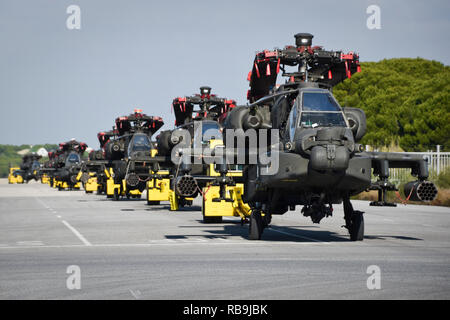 190103-N-TR 141-0035 NAVAL STATION Rota, Spanien (3. Januar 2019) Naval Station Rota, Spanien, Marine Systeme Befehl Flotte Logistikzentrum Sigonella, 1st Armored Division, und Luftfahrt 1109th Theater Sustainment Instandhaltungsgruppe, Verkehr mehrere AH-64D Apache Hubschrauber während Hubschrauber intermodalen Verkehr. Intermodale Operationen kombinieren, zu Wasser und in der Luft cargo handling zu verringern, die Sicherheit zu verbessern, Schäden zu minimieren und schneller Transport ermöglichen. (U.S. Marine Foto von Mass Communication Specialist 1. Klasse Benjamin A. Lewis) Stockfoto