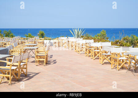 Leere Terrasse mit Stühlen aus Holz mit Meerblick im Freien in Griechenland Stockfoto