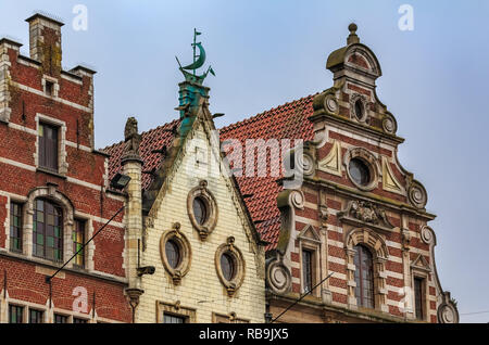 Reihe von schönen Gebäuden am Oude Markt (alter Markt), die längste Theke der Welt in Leuven, Belgien Stockfoto