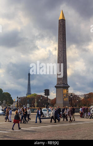 Paris, Frankreich, 25. Oktober, 2013: Die Menschen aufwachen am größten Platz von Paris, Place de la Concorde mit dem Obelisk von Luxor und Eiffel Abschleppen Stockfoto