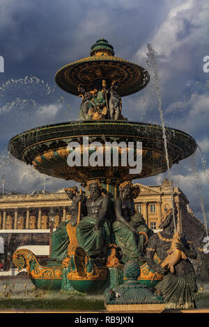 Paris, Frankreich, 25. Oktober 2013: Brunnen der Flüsse in Place de la Concorde mit großen Zahlen für die Rhone und Rhein & Zahlen für die wichtigsten Harv Stockfoto