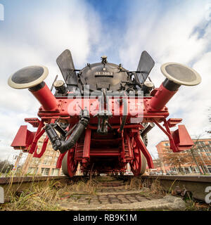 Braunschweig, Deutschland, 30. Dezember, 2018: Dampflok vor dem Hauptbahnhof, Kohle- deutsche Lokomotive von 1939, Vorderansicht Stockfoto