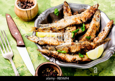 Ganzer Fisch gebraten auf Platte paniert. Meeresfrüchte. Frittierte Speisen Stockfoto