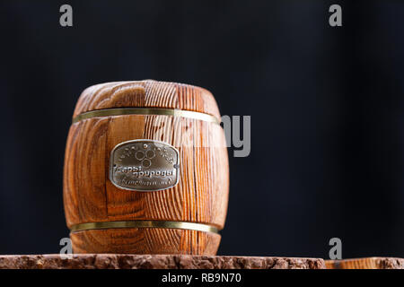 Geschlossene Holz Fass mit Honig auf einer hölzernen Säge auf einem dunklen Hintergrund. Barrel. Kopieren Sie Platz. Close-up. Stockfoto