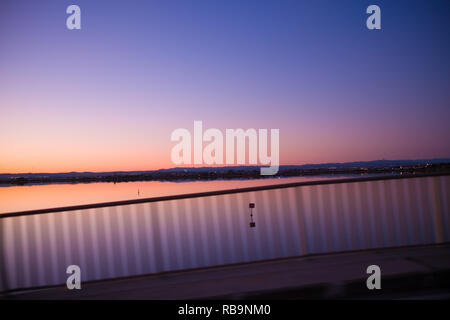 Unglaublich schönen Sonnenuntergang leuchtet Fast unnatürlichen Farben auf einer französischen Salzwassersee im Languedoc Roussillon in Frankreich Stockfoto