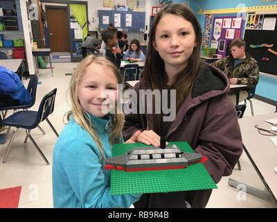 5 Schüler aus Riverdale Elementare in Franklin, Virginia versuchen ihre Hände an Gebäude LEGO Modelle während eines neuen Educational Outreach Ereignis. Das Museum beherbergt eine robuste pädagogisches Programm für den Bereich Schulen und Befehle, mit denen Sie kostenlose Bildungsprogramme zu den Bereich Schulen mit Curriculum Standards ausgerichtet, eine Reise meer Brust Programm, ein Premier Lego Outreach Programm und historischen Präsentationen für Bereich Befehle. Die Hampton Roads Naval Museum ist eines von zehn Marine Museen, die von der Marine Geschichte & Kulturerbe Befehl betrieben werden. Es feiert die lange Geschichte der US Navy in der Stockfoto