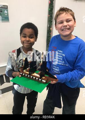 5 Schüler aus Riverdale Elementare in Franklin, Virginia versuchen ihre Hände an Gebäude LEGO Modelle während eines neuen Educational Outreach Ereignis. Das Museum beherbergt eine robuste pädagogisches Programm für den Bereich Schulen und Befehle, mit denen Sie kostenlose Bildungsprogramme zu den Bereich Schulen mit Curriculum Standards ausgerichtet, eine Reise meer Brust Programm, ein Premier Lego Outreach Programm und historischen Präsentationen für Bereich Befehle. Die Hampton Roads Naval Museum ist eines von zehn Marine Museen, die von der Marine Geschichte & Kulturerbe Befehl betrieben werden. Es feiert die lange Geschichte der US Navy in der Stockfoto