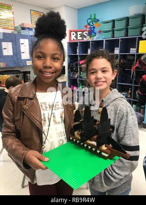 5 Schüler aus Riverdale Elementare in Franklin, Virginia versuchen ihre Hände an Gebäude LEGO Modelle während eines neuen Educational Outreach Ereignis. Das Museum beherbergt eine robuste pädagogisches Programm für den Bereich Schulen und Befehle, mit denen Sie kostenlose Bildungsprogramme zu den Bereich Schulen mit Curriculum Standards ausgerichtet, eine Reise meer Brust Programm, ein Premier Lego Outreach Programm und historischen Präsentationen für Bereich Befehle. Die Hampton Roads Naval Museum ist eines von zehn Marine Museen, die von der Marine Geschichte & Kulturerbe Befehl betrieben werden. Es feiert die lange Geschichte der US Navy in der Stockfoto