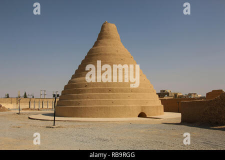 Traditionelle alte persische Architektur - Eis Lagerung, aus Lehm und Adobe in Abarkuh, in der Provinz Yazd, Iran Stockfoto