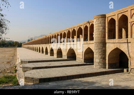 Die historische Brücke oder Siosepol Allahverdi Khan Brücke in Isfahan, Iran, Naher Osten. Stockfoto