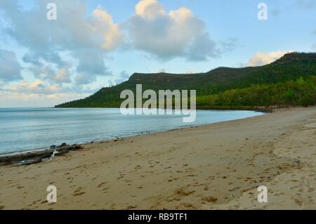 Cape Hillsborough von Smalleys Strand Campingplatz gesehen, Cape Hillsborough National Park, Queensland, Australien Stockfoto