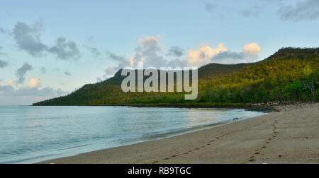 Cape Hillsborough von Smalleys Strand Campingplatz gesehen, Cape Hillsborough National Park, Queensland, Australien Stockfoto