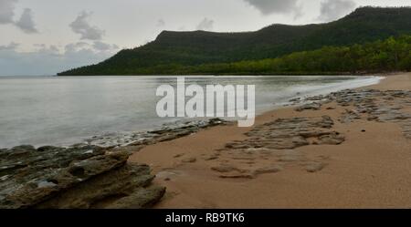 Cape Hillsborough von Smalleys Strand Campingplatz gesehen, Cape Hillsborough National Park, Queensland, Australien Stockfoto