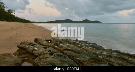 Cape Hillsborough von Smalleys Strand Campingplatz gesehen, Cape Hillsborough National Park, Queensland, Australien Stockfoto