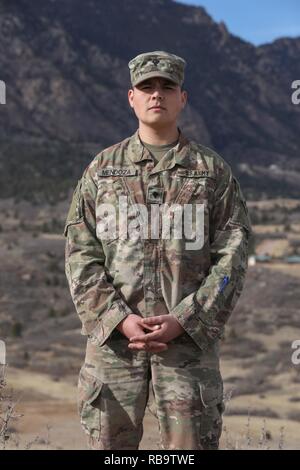 Spc. Flavio Mendoza, auf den 22. Human Resources Firma, 4. Spezielle Truppen Bataillon, 4 Sustainment Brigade, 4 Infanterie Division, posiert für ein Foto auf Fort Carson, Colorado, Dez. 28, 2018. "Ich bin immer noch der Ingenieur crest in Meine (Patrol cap tragen). Es lässt mich wissen, wo ich herkam, und das gibt mir stolz," sagte Mendoza. "Obwohl ich entfernt und in einem neuen Berufsfeld, werde ich immer ein Ingenieur werden." Stockfoto