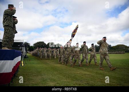 Oberstleutnant Philip Mundweil, Commander, 2nd Battalion, 35th Infantry Regiment, 3. Brigade Combat Team, 25. Inf. Div., führt sein Bataillon Vergangenheit Adm. Philip Davidson, Commander, U.S. Indo-Befehl, und Generalmajor Ronald Clark, Kommandierender General, 25. Inf. Div., während der Teilung Review Dez. 21, 2018, bei Weyand Feld. Die Division Review bedeckte weg eine Woche von Aktivitäten feiert 77. Jahrestag der Division. Soldaten der 2-35 Inf. Reg. waren die gesamte Meister der Aktivitäten der Woche, verdienen die Abteilung "Guadalcanal Cup". Stockfoto