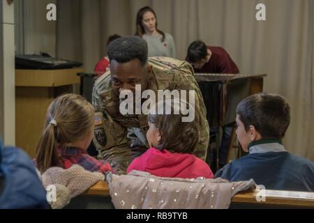 Us-Armee Kaplan (Kapitän) Dilio Onyejiuwa, ein kaplan zum Schwarzen Meer Support Team zugewiesen, spricht mit den Kindern von einem örtlichen Waisenhaus während eines Urlaubs Feier an Mihail Koglniceanu Airbase, Rumänien, Dez. 22, 2018. Der Gastgeber der Veranstaltung zu einem unvergesslichen Ferienzeit für Kinder in der Region zur Verfügung zu stellen und die enge Beziehung der USA Mit ihren rumänischen Verbündeter hat zu festigen. Stockfoto