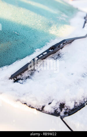 Nahaufnahme eines Pkw Scheibenwischer oder Scheibenwischer Hexe werden eingefroren und in Schnee und Eis im Winter stecken. Stockfoto