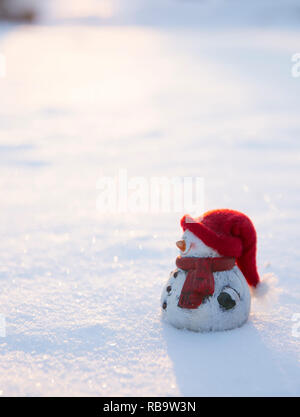 Weißer Schneemann Abbildung mit warme Mütze und Schal im Schnee, Sonne im Winter, viel Platz kopieren. Stockfoto