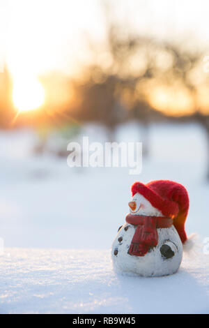 Weißer Schneemann Abbildung mit warme Mütze und Schal im Schnee, Sonne im Winter, viel Platz kopieren. Stockfoto