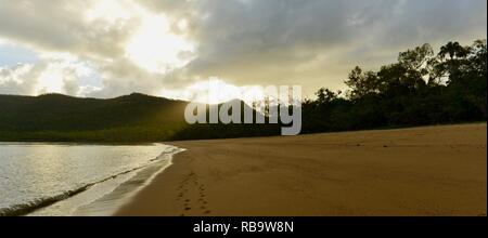 Cape Hillsborough von Smalleys Strand Campingplatz gesehen, Cape Hillsborough National Park, Queensland, Australien Stockfoto