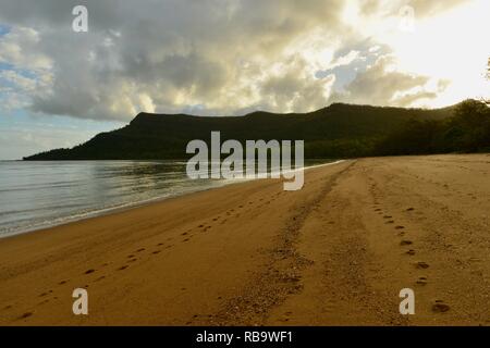 Cape Hillsborough von Smalleys Strand Campingplatz gesehen, Cape Hillsborough National Park, Queensland, Australien Stockfoto