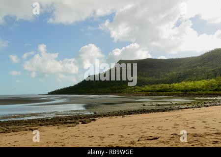 Cape Hillsborough von Smalleys Strand Campingplatz gesehen, Cape Hillsborough National Park, Queensland, Australien Stockfoto