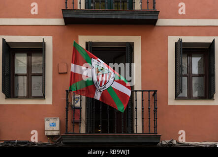 Flagge der Fußballverein Athletic Bilbao auf einem Balkon Stockfoto