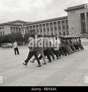 1960, Beijing, China, jungen chinesischen Frauen das Tragen ziviler clothiing und Durchführung weapoings tun, militärische marschieren Übungen auf dem Platz des Himmlischen Friedens ausserhalb des "Großen Halle des Volkes', die People's National Congress Gebäude, dem chinesischen Parlament. Die Vorbereitungen für "Nationalen Tag', die feiert das Ende des chinesischen Bürgerkrieges und der Gründung der People's Repubic unter dem Vorsitzenden Mao Zedong. Stockfoto