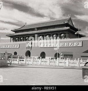 1950, Beijing, China, dem Platz des Himmlischen Friedens und das "Tor des Himmlischen Friedens", der Eingang der so genannten Verbotenen Stadt, der ehemaligen kaiserlichen Palast von China während der Ming und Qing Dynastien. Ein Bild des Vorsitzenden Mao befindet sich an der Außenseite. Stockfoto