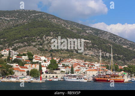 Tolle Aussicht auf Brac mit dem smallvillageand die Berge im Hintergrund Stockfoto