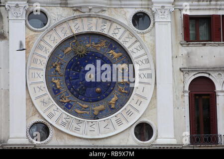 In der Nähe von St Mark's Clocktower mit astrolgical und Tierkreis Zahlen in Venedig Stockfoto