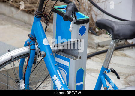 Bike Sharing Station. Moderne, in Blau Fahrräder im City Vermietstation an einem sonnigen Tag Stockfoto