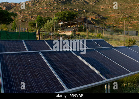 Living off grid: Solarmodule liefern Strom für das Bauernhaus im Hintergrund. Stockfoto