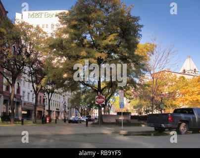 In Syracuse, New York, USA. November 7, 2018. Ziemlich Herbst morgen in Hannover Square in Downtown Syracuse, NY Stockfoto