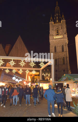 Weihnachtsmarkt in Gent, Belgien, Dezember 2018. Das Belfort im Hintergrund Stockfoto