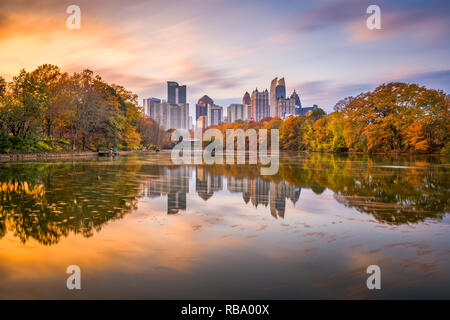 Atlanta, Georgia, USA Piedmont Park Skyline im Herbst am Meer in der Dämmerung. Stockfoto