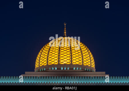 Zentrum Dome in der Nähe von Sultan Qaboos Grand Mosque in Maskat, Oman, am Abend. Stockfoto