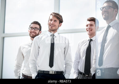 Erfolgreiche Mitarbeiter stehen in der Nähe der Fenster office Stockfoto