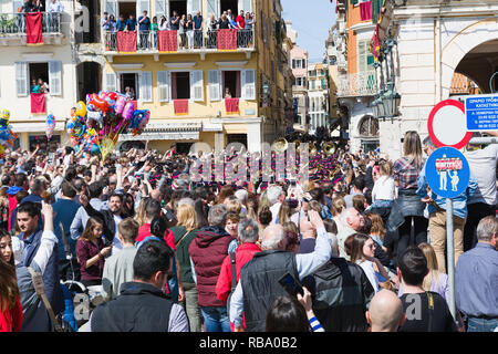 Korfu, Griechenland - April 7, 2018: Corfians werfen Tongefäße von Fenstern und Balkonen am Karsamstag die Auferstehung Christi zu feiern. Ostern po Stockfoto