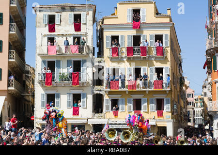 Korfu, Griechenland - April 7, 2018: Corfians werfen Tongefäße von Fenstern und Balkonen am Karsamstag die Auferstehung Christi zu feiern. Ostern po Stockfoto